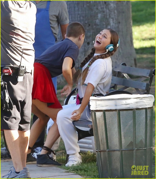 kate-hudson-plays-recycled-teenager-on-sister-set-with-sia-09.jpg