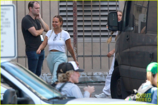sia-shows-her-face-smiles-wide-on-set-kate-hudson-maddie-ziegler-14.jpg