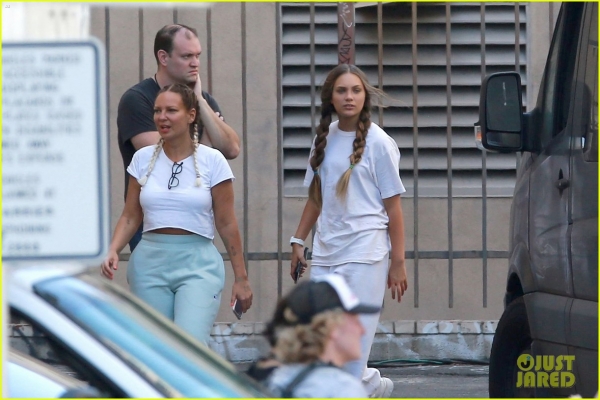 sia-shows-her-face-smiles-wide-on-set-kate-hudson-maddie-ziegler-37.jpg